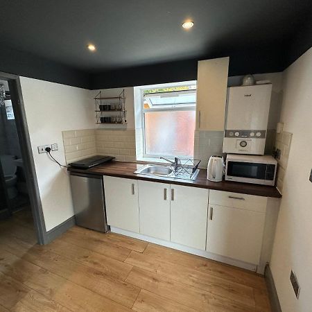 Brand New Large Studio Flat! سوتون المظهر الخارجي الصورة