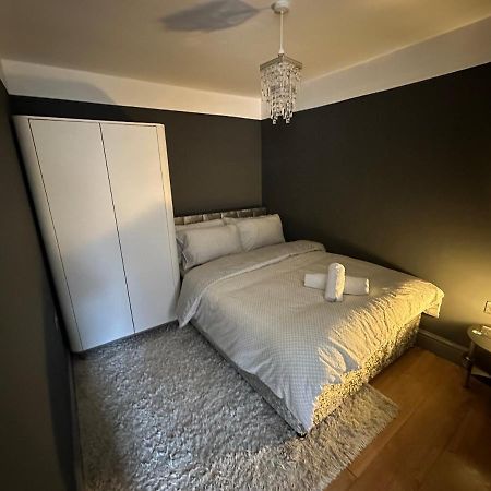 Brand New Large Studio Flat! سوتون المظهر الخارجي الصورة