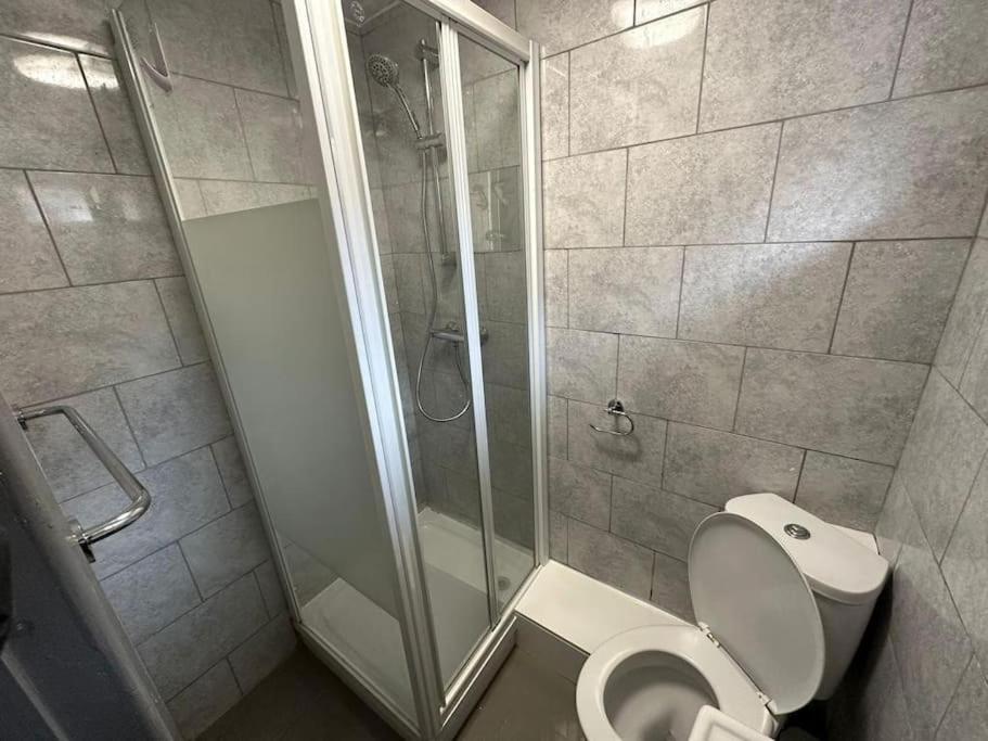 Brand New Large Studio Flat! سوتون المظهر الخارجي الصورة