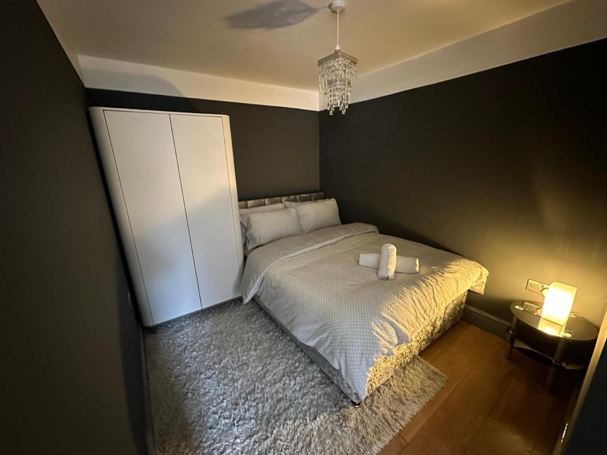 Brand New Large Studio Flat! سوتون المظهر الخارجي الصورة